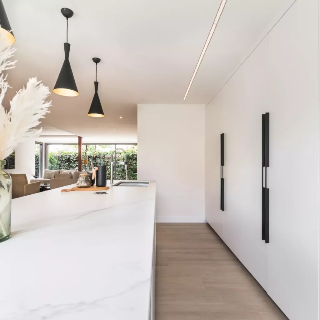 Cocina Santos blanca abierta al salón