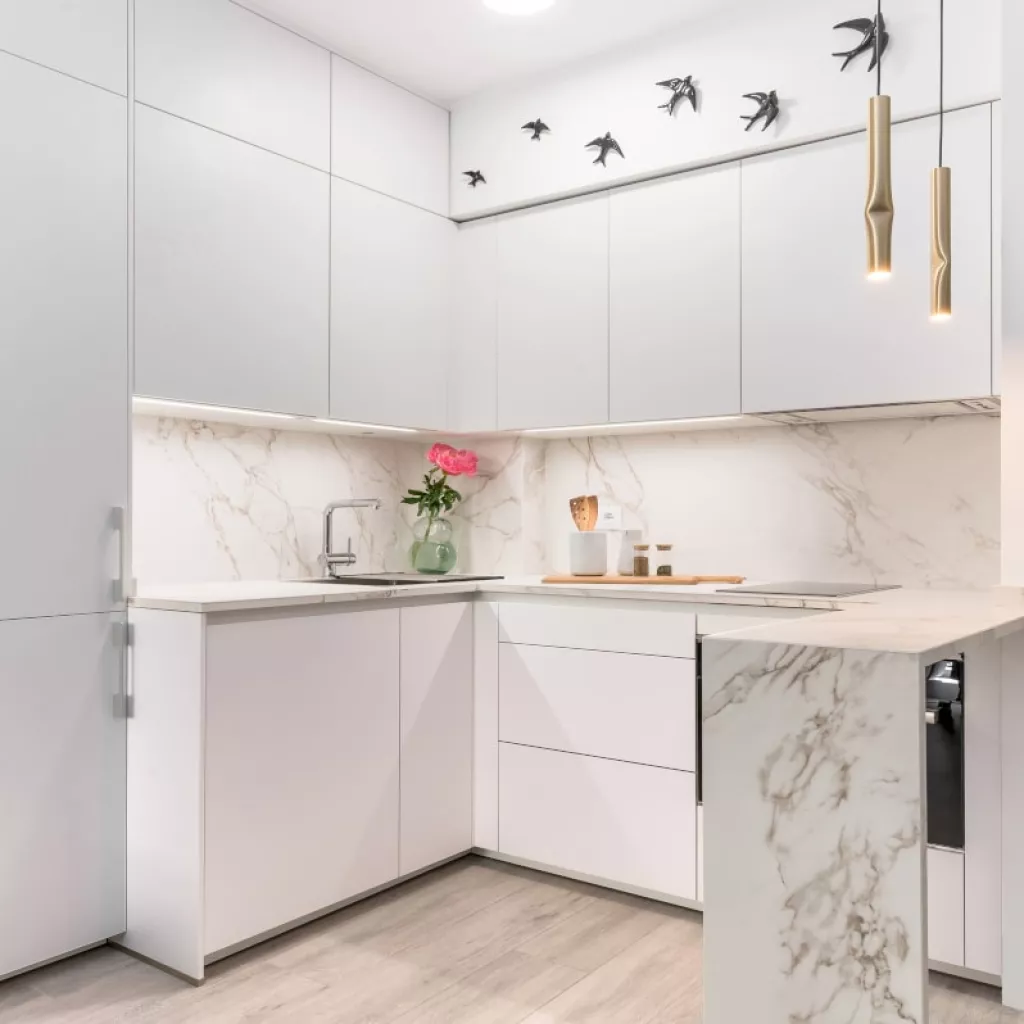 Cocina Santos blanca con barra y encimera Dekton