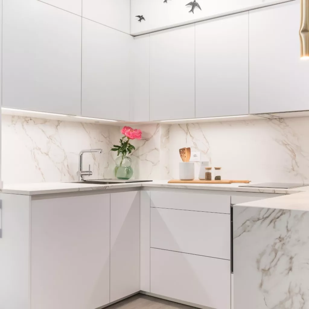 Cocina Santos blanca con barra y encimera Dekton