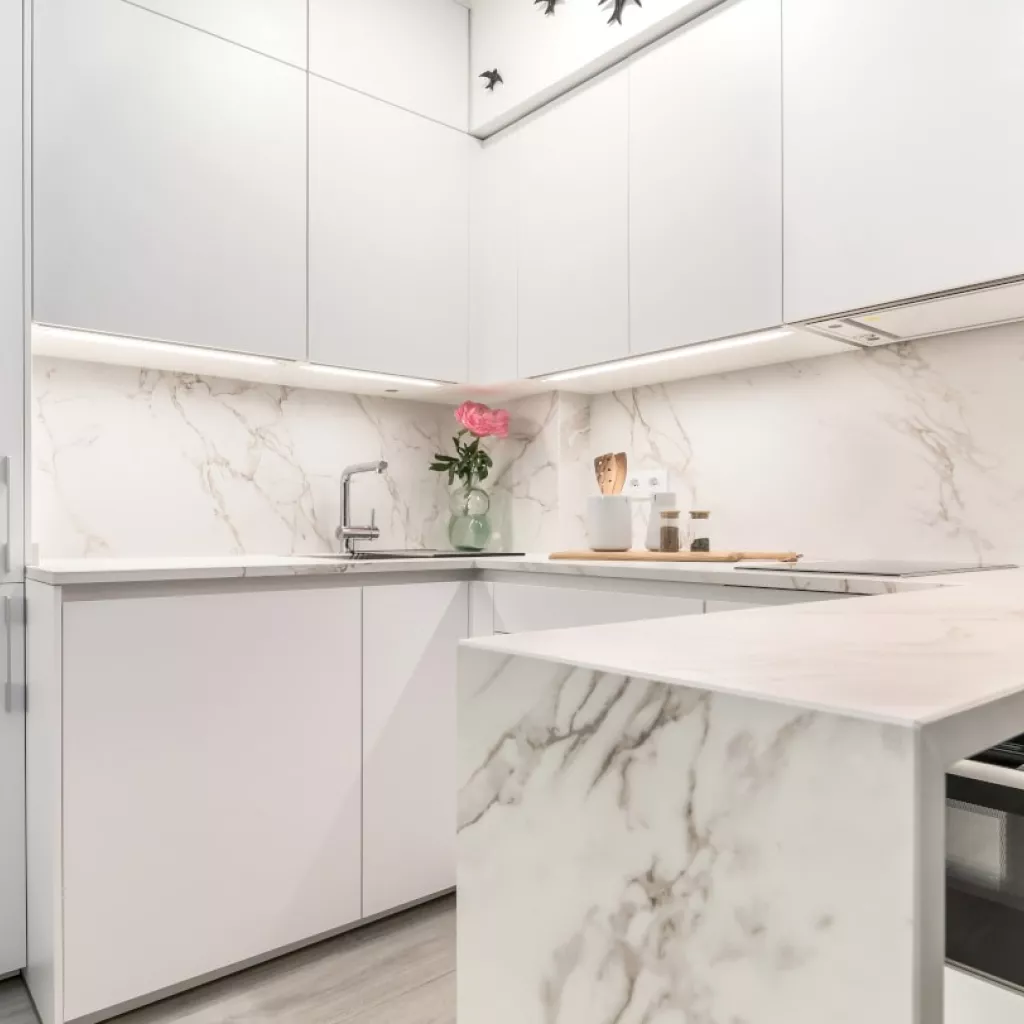 Cocina Santos blanca con barra y encimera Dekton
