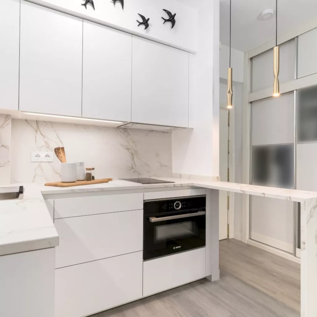 Cocina Santos blanca con barra y encimera Dekton