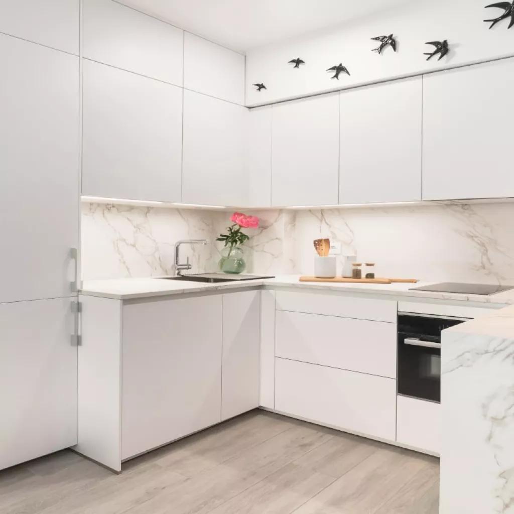 Cocina Santos blanca con barra y encimera Dekton