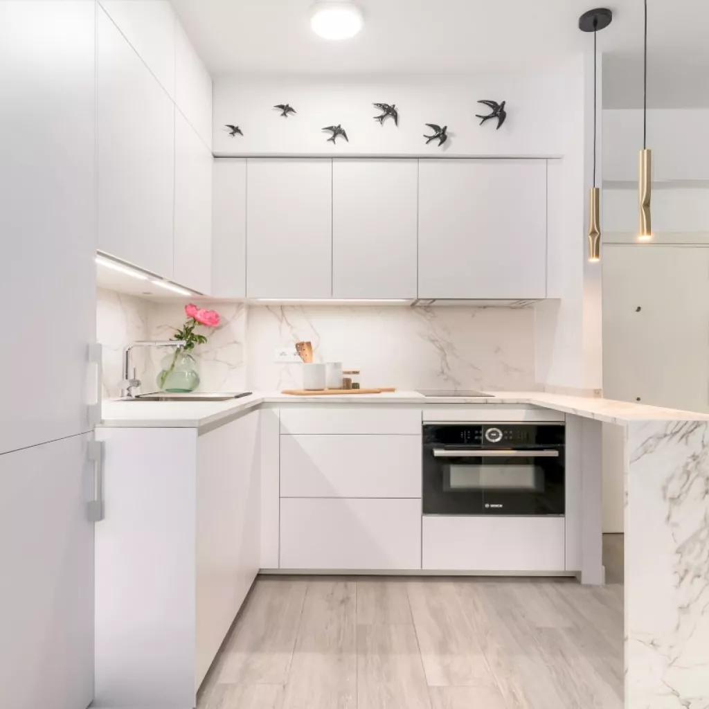 Cocina Santos blanca con barra y encimera Dekton