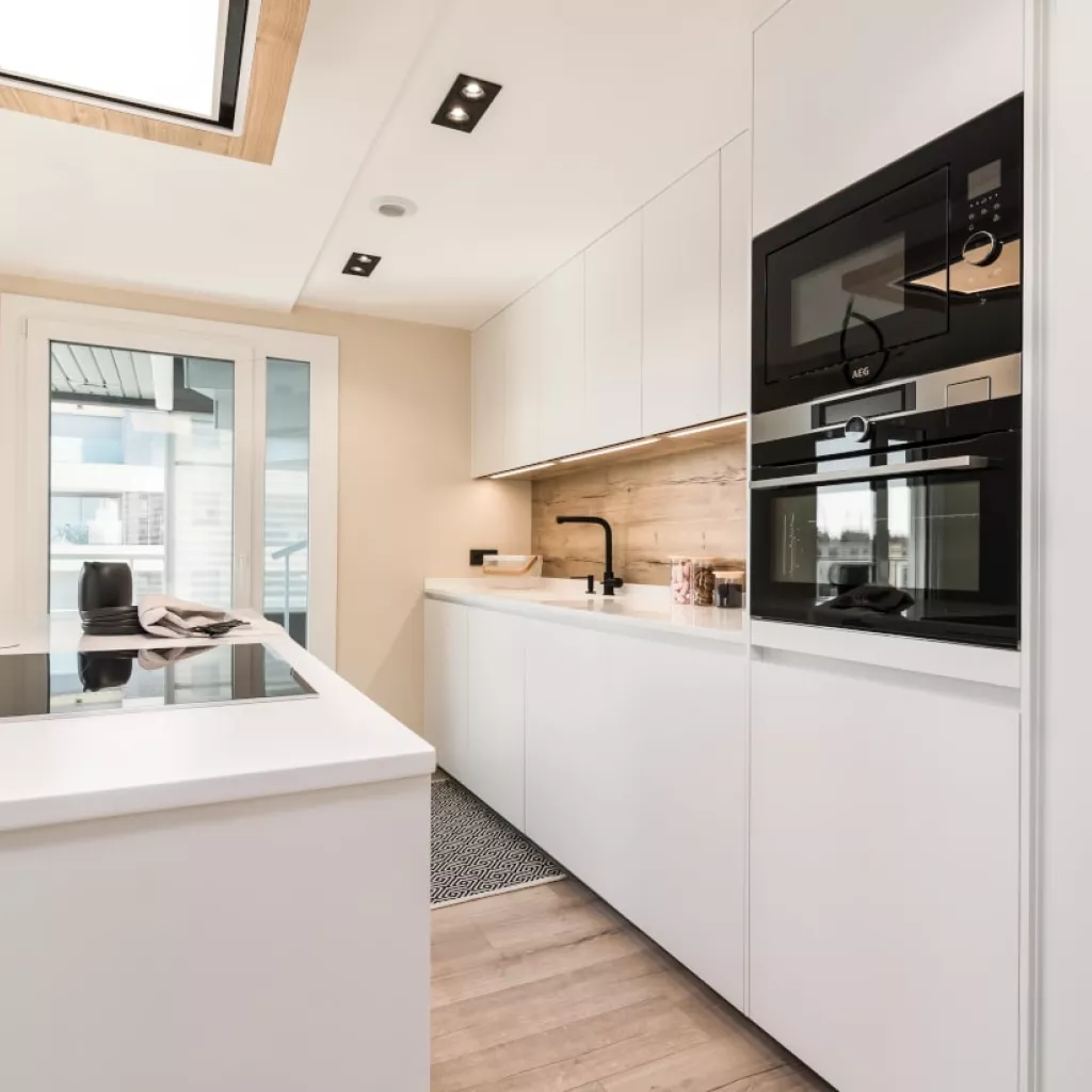 Cocina Santos blanca con columnas y muebles bajos y altos