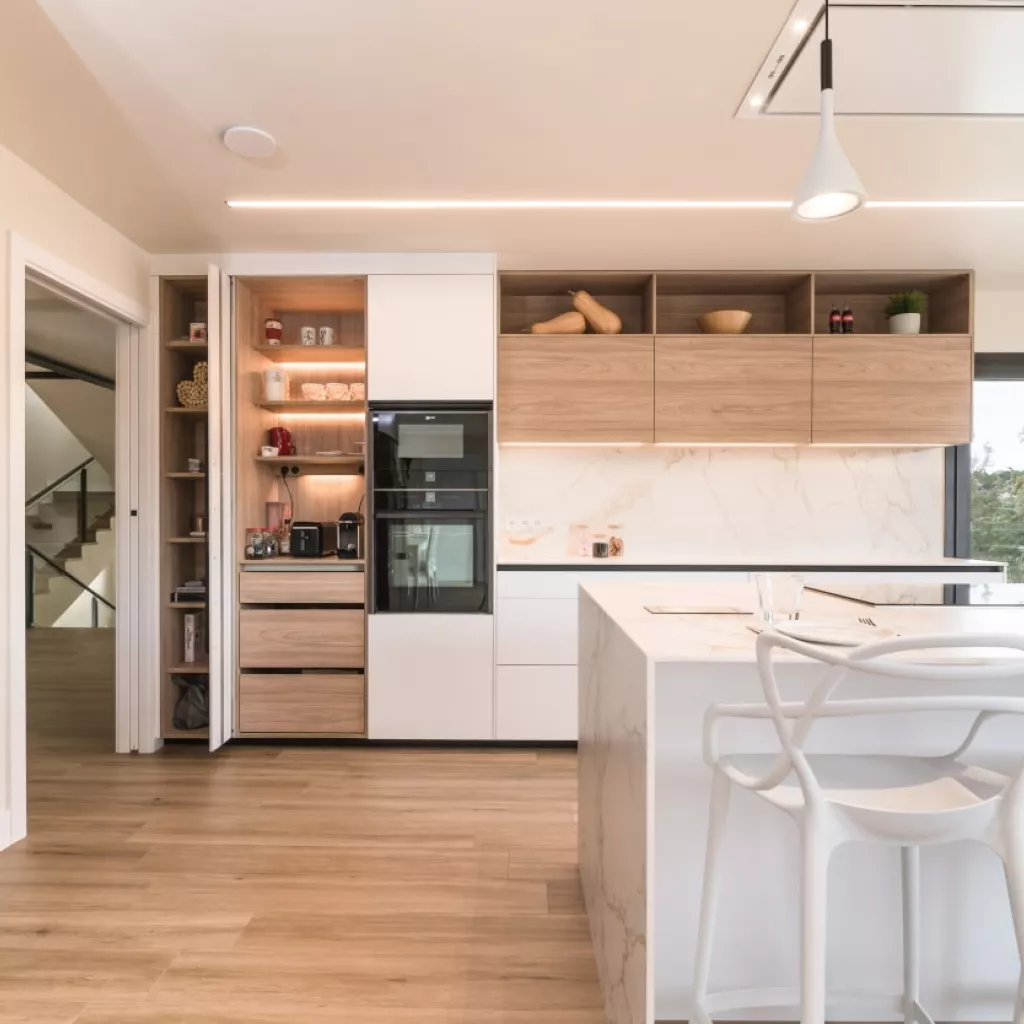 Cocina Santos blanca con columnas en olmo