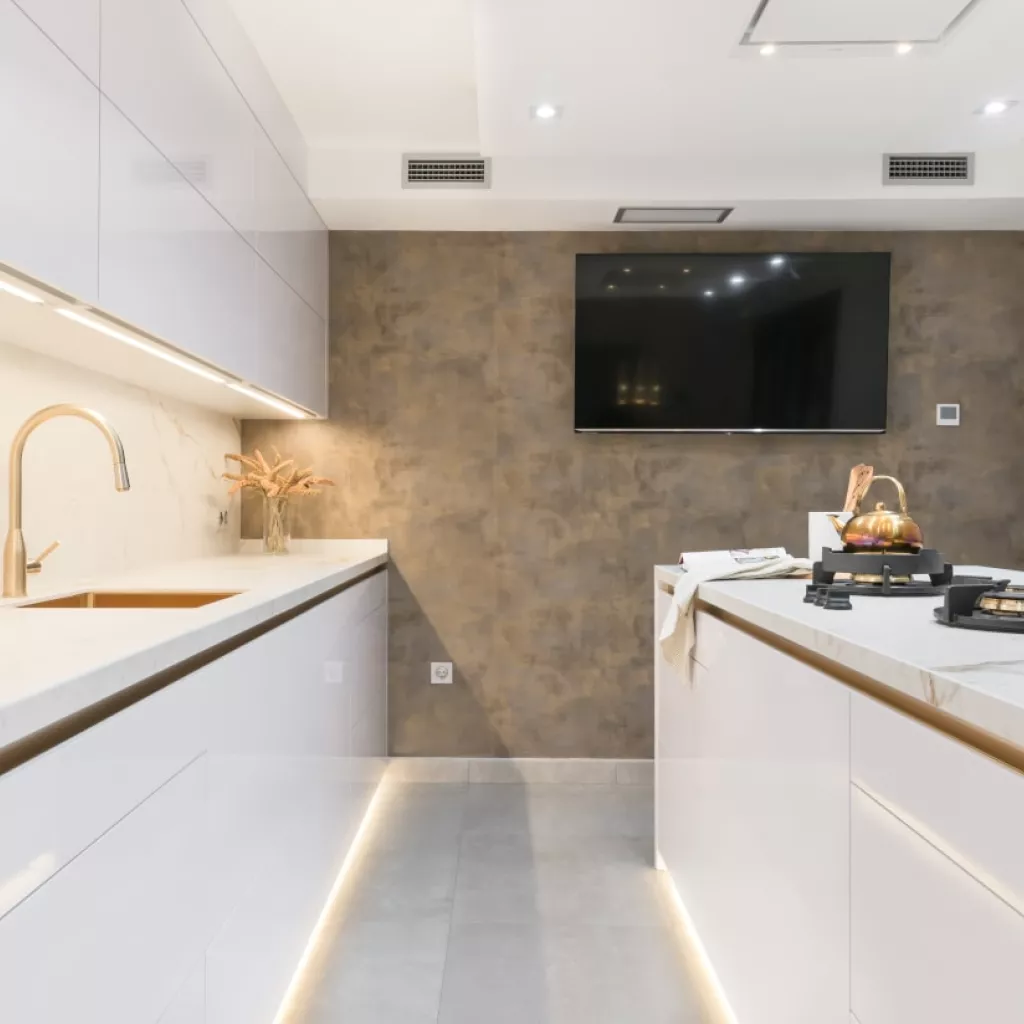 Cocina Santos blanca con detalles en dorado e iluminación led