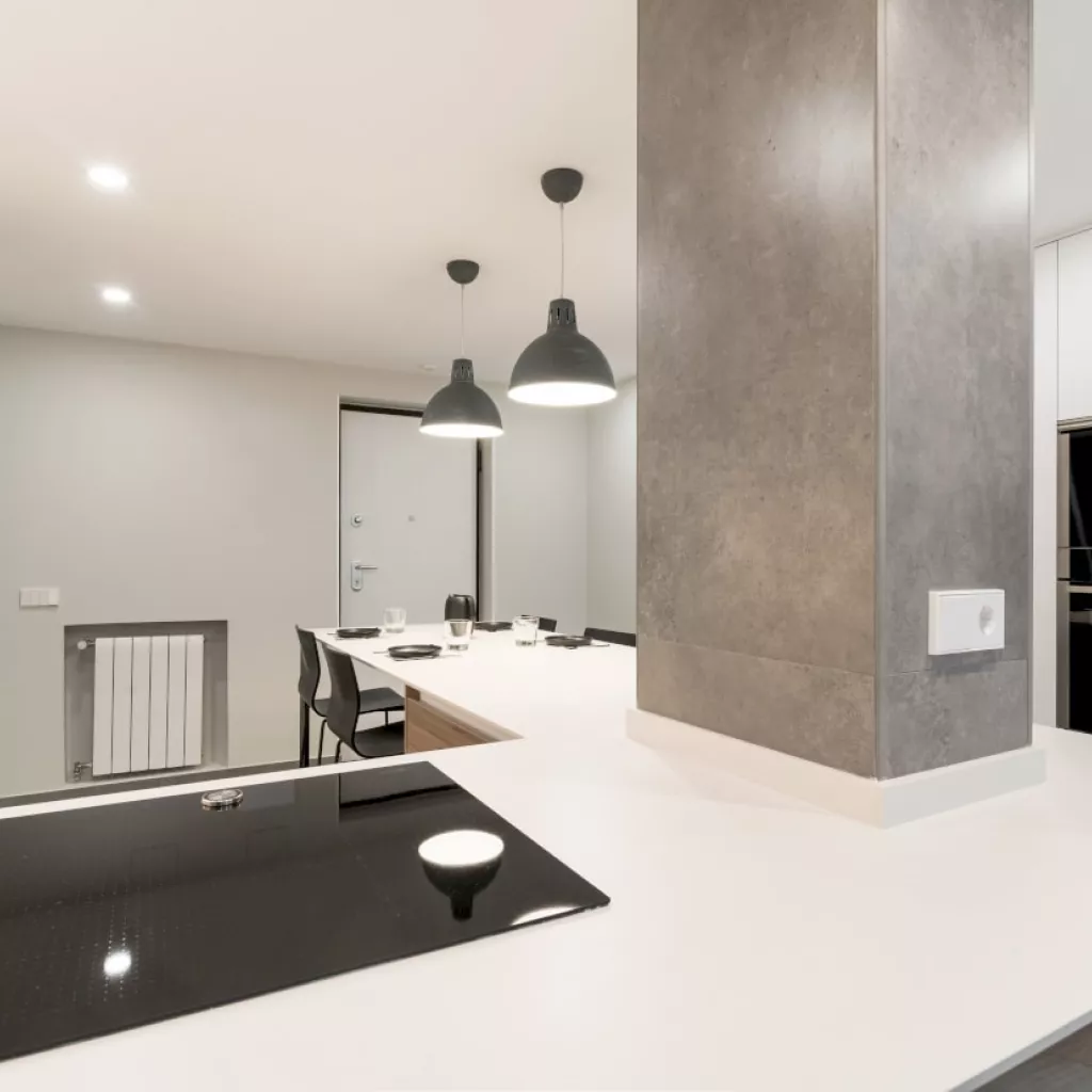 Cocina Santos blanca con encimera Dekton