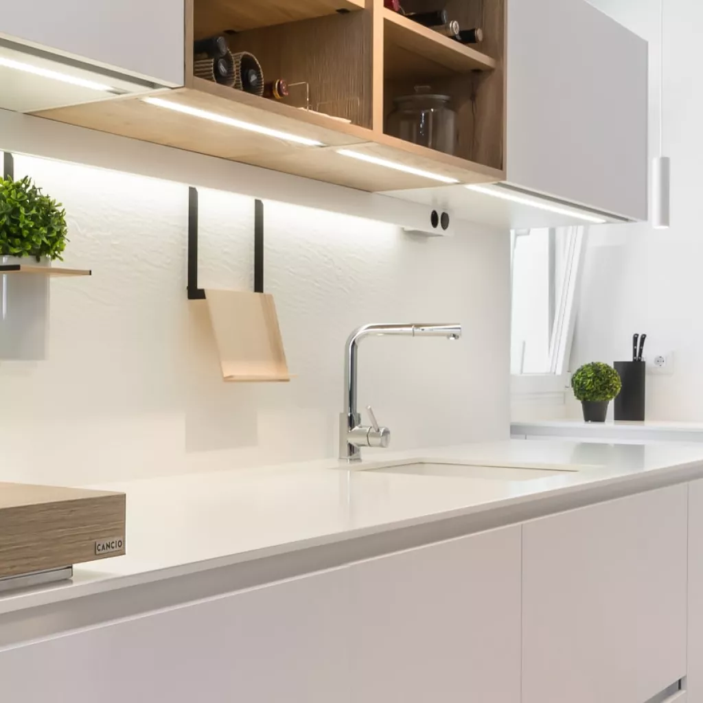 Cocina Santos blanca con encimera blanco absoluto