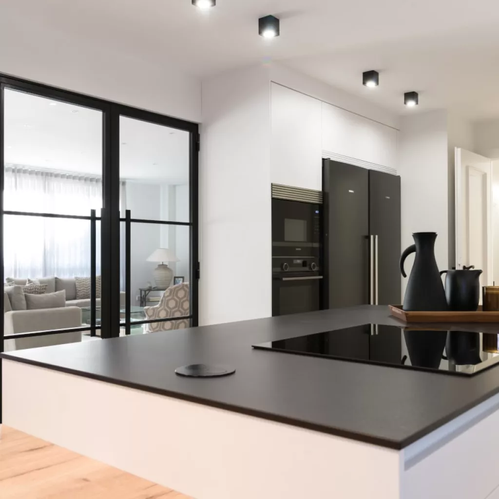 Cocina Santos blanca con encimera negra