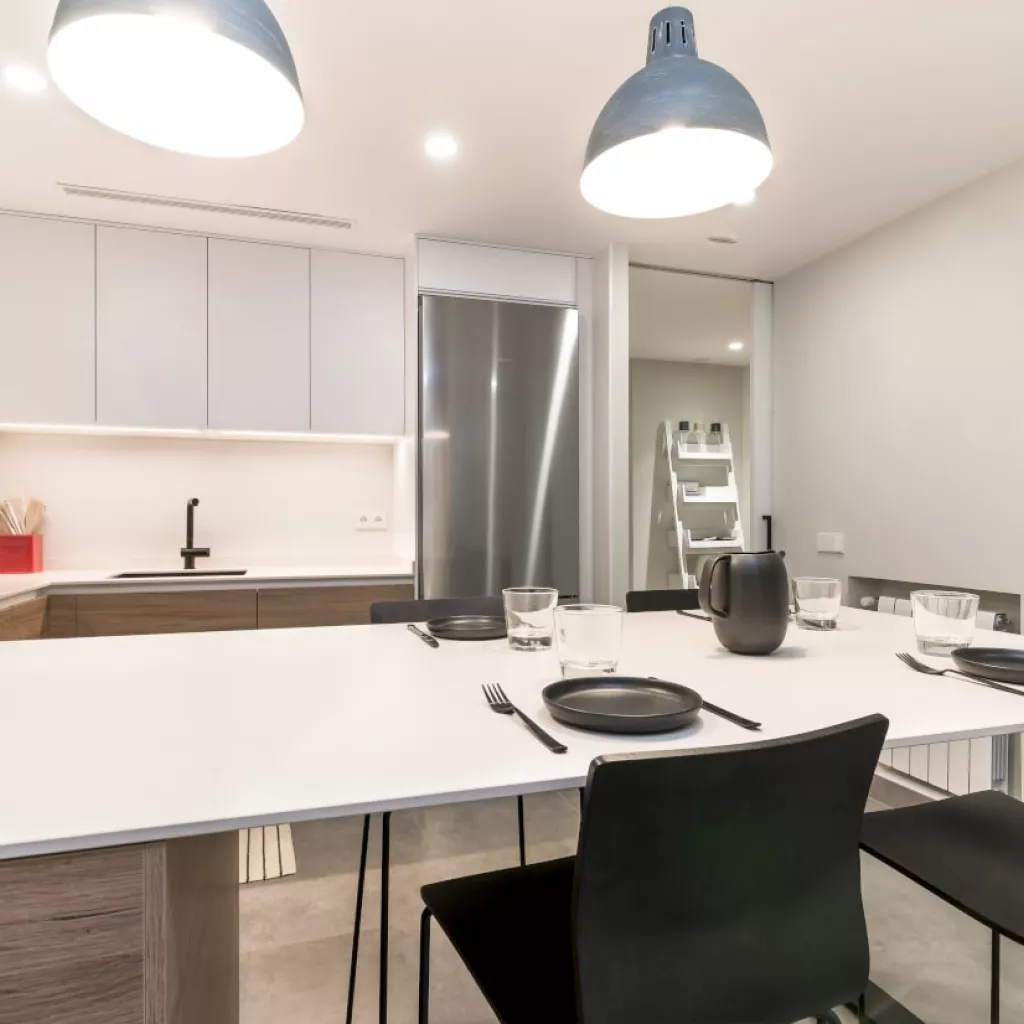 Cocina Santos blanca con extensión barra 4 comensales