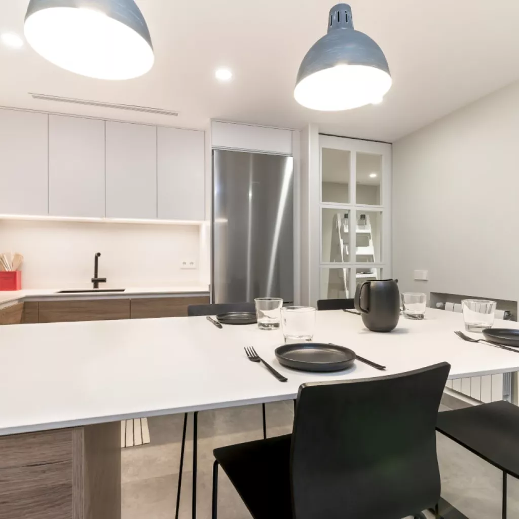 Cocina Santos blanca con extensión barra