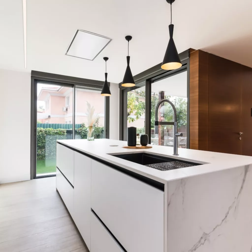 Cocina Santos blanca con isla abierta al salón