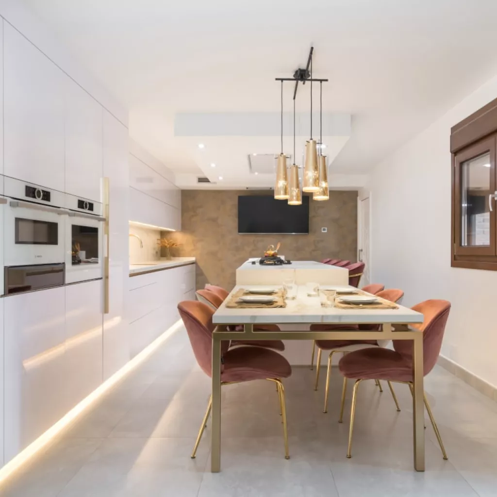 Cocina Santos blanca con isla y extensión mesa