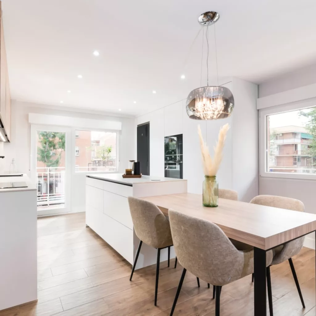 Cocina Santos blanca con isla y mesado