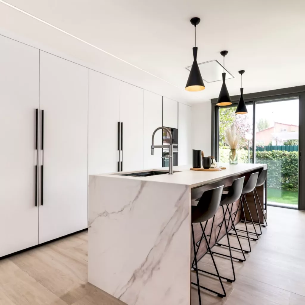 Cocina Santos blanca frente columnas isla central