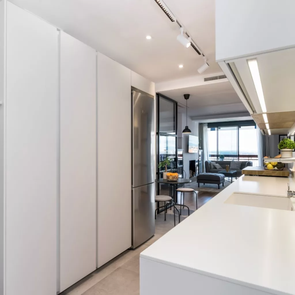 Cocina Santos blanca frente columnas