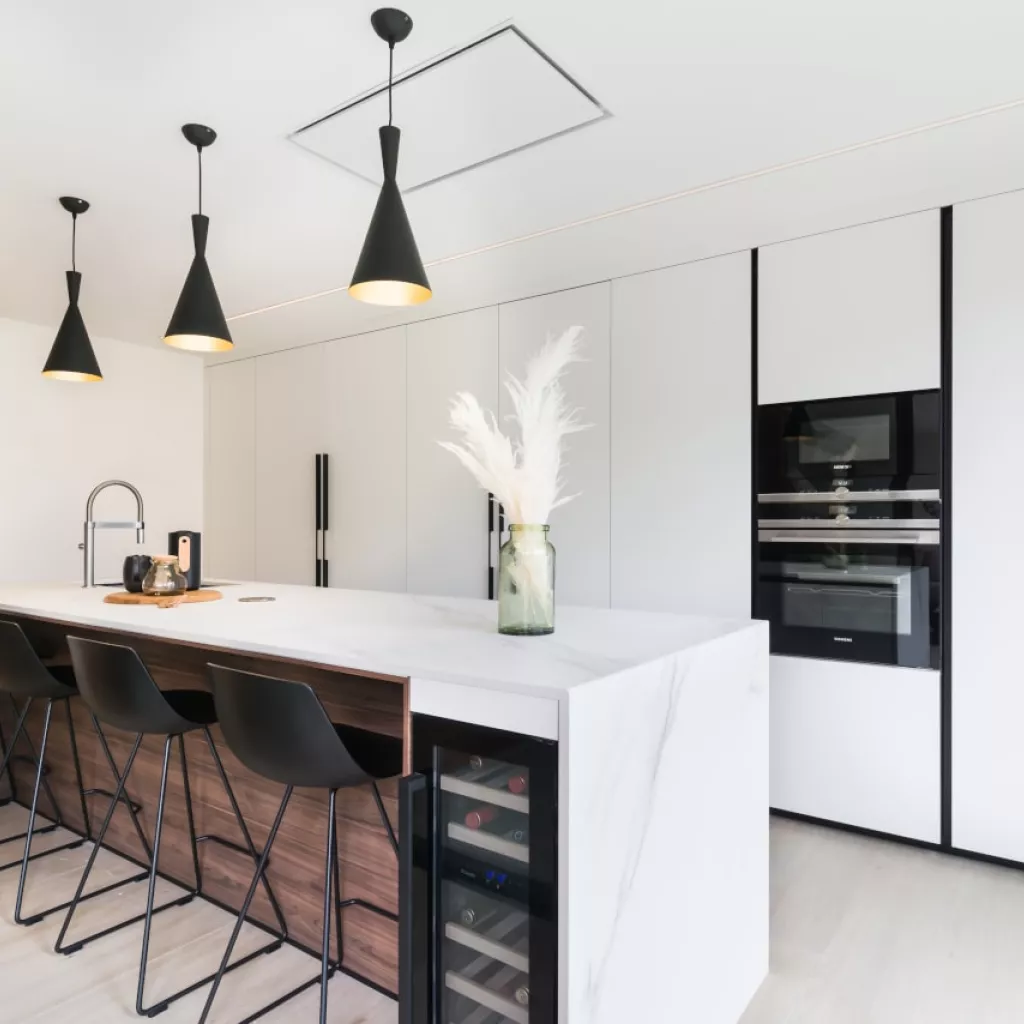 Cocina Santos blanca frente columnas