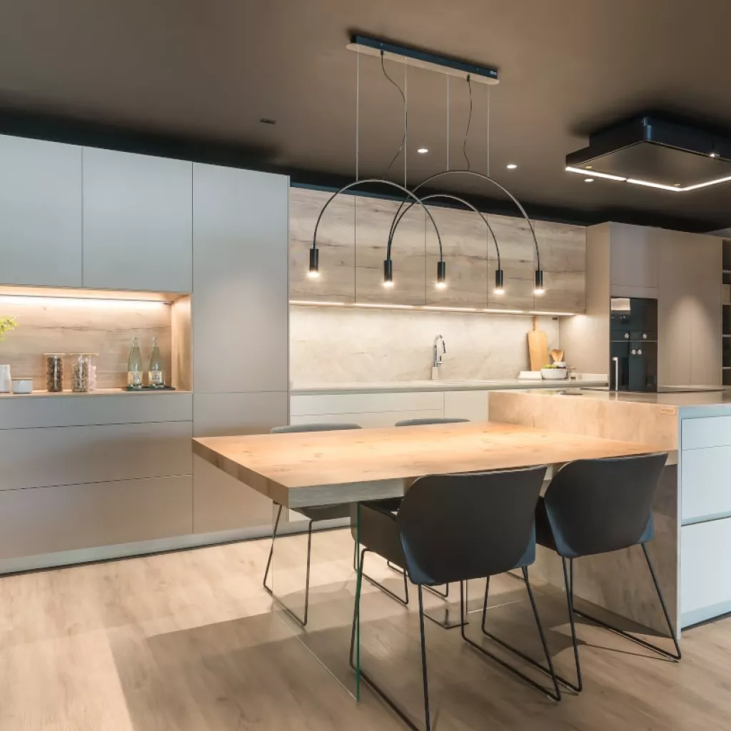 Cocina Santos blanca, gris y roble con isla y extensión mesa