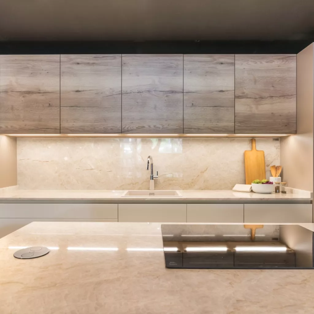 Cocina Santos blanca, gris y roble con isla