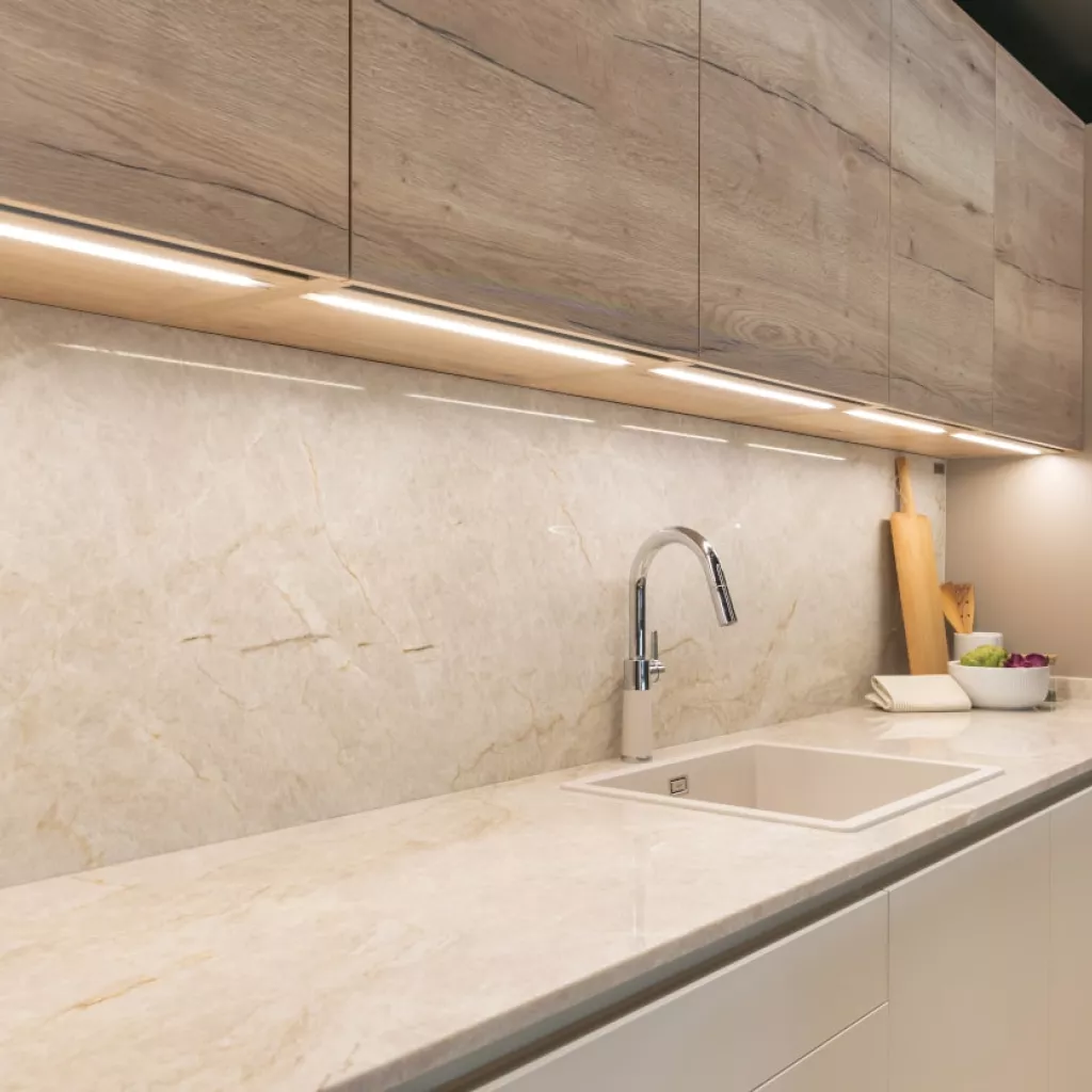 Cocina Santos blanca, gris y roble encimera levantina