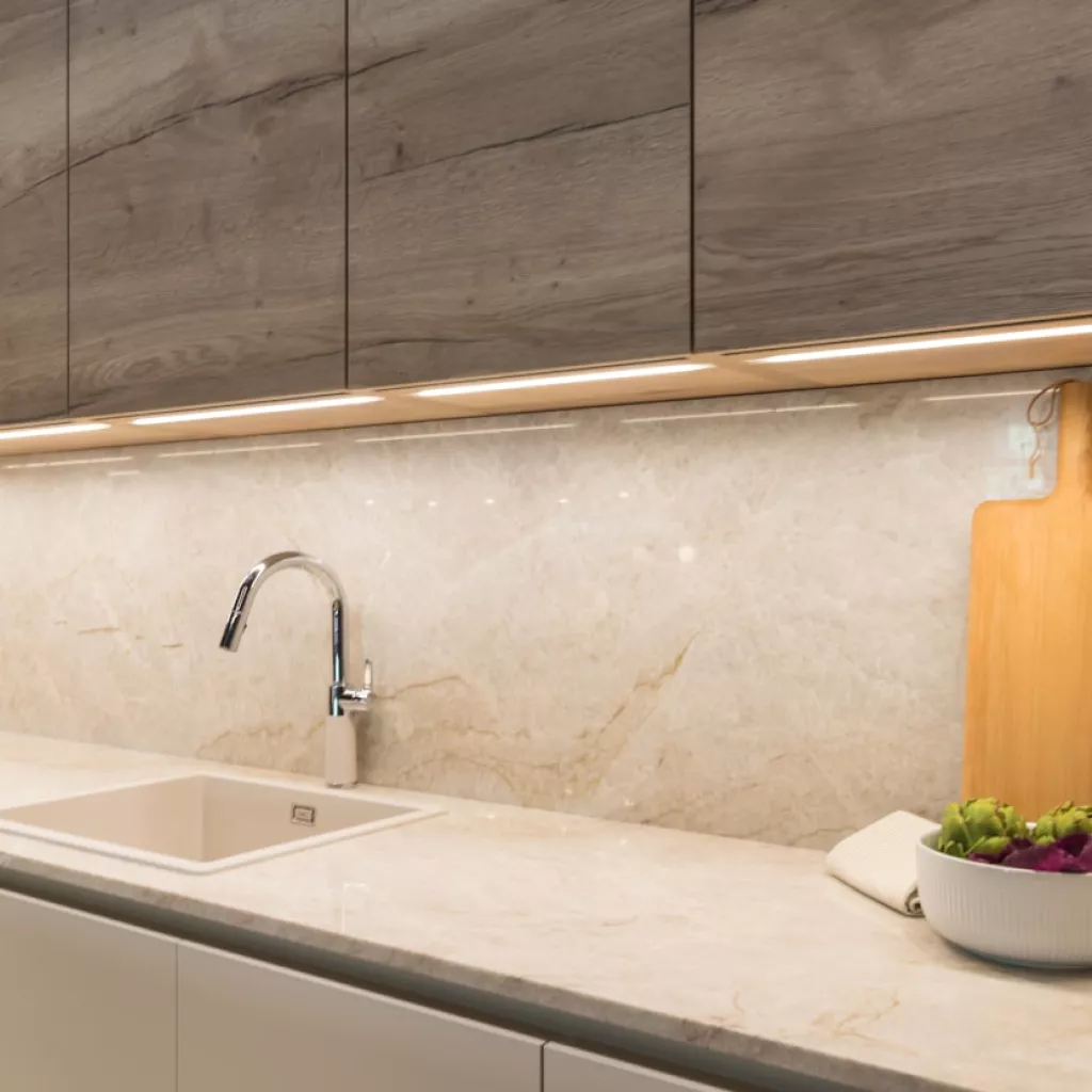 Cocina Santos blanca, gris y roble encimera levantina