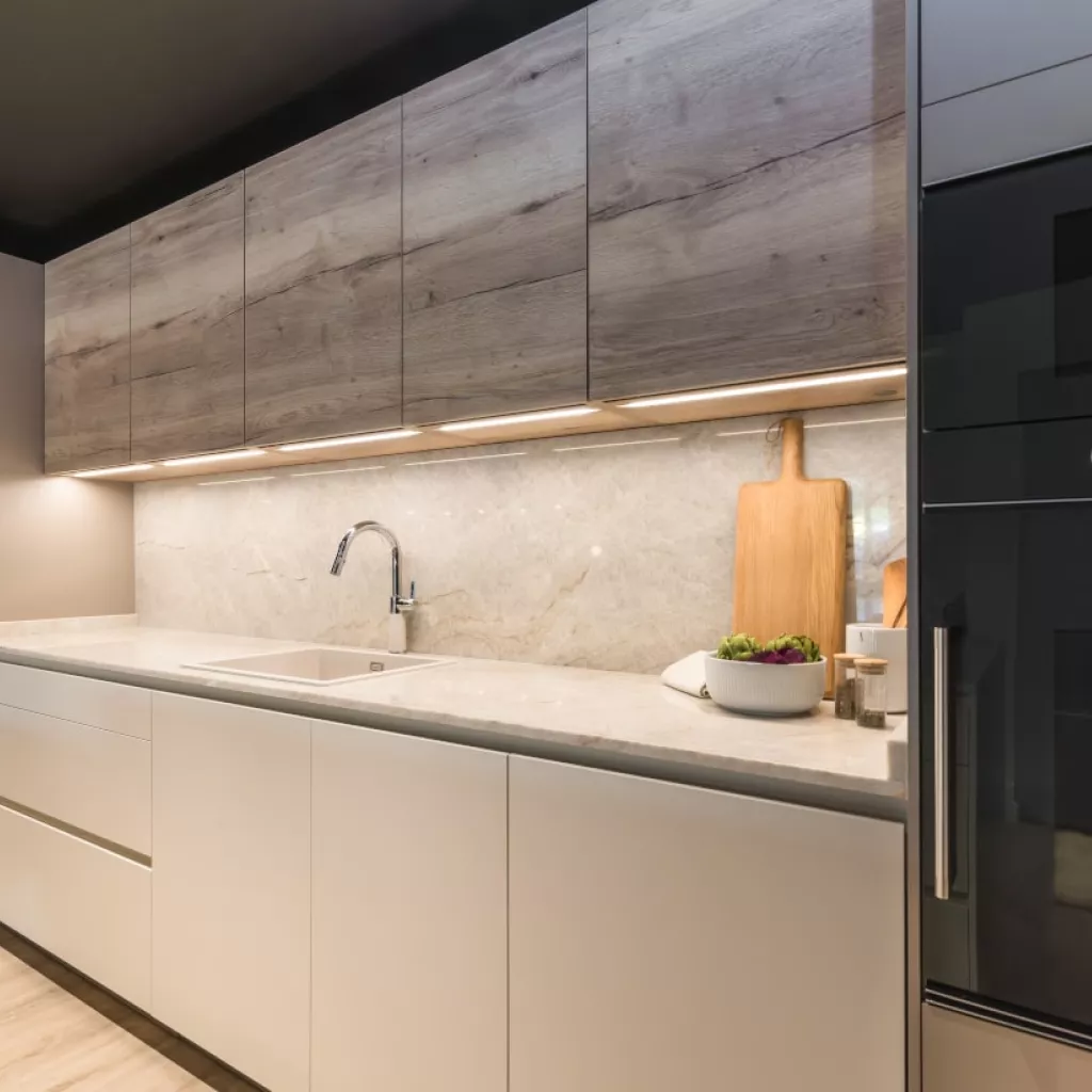 Cocina Santos blanca, gris y roble , frente muebles altos y bajos