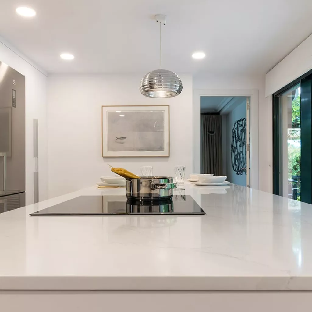 Cocina Santos blanca isla con encimera Silestone