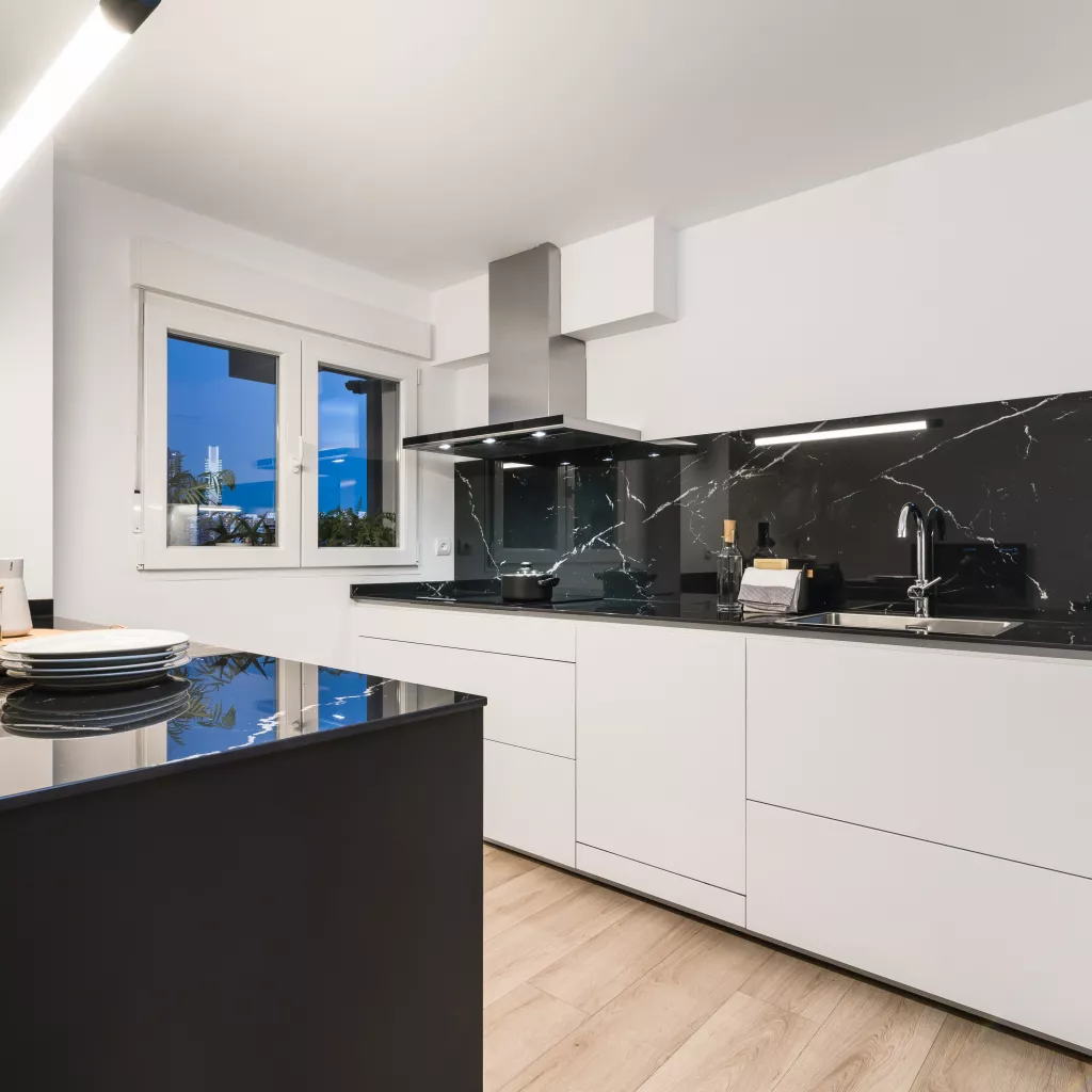 Cocina Santos Blanca y Negra con Península