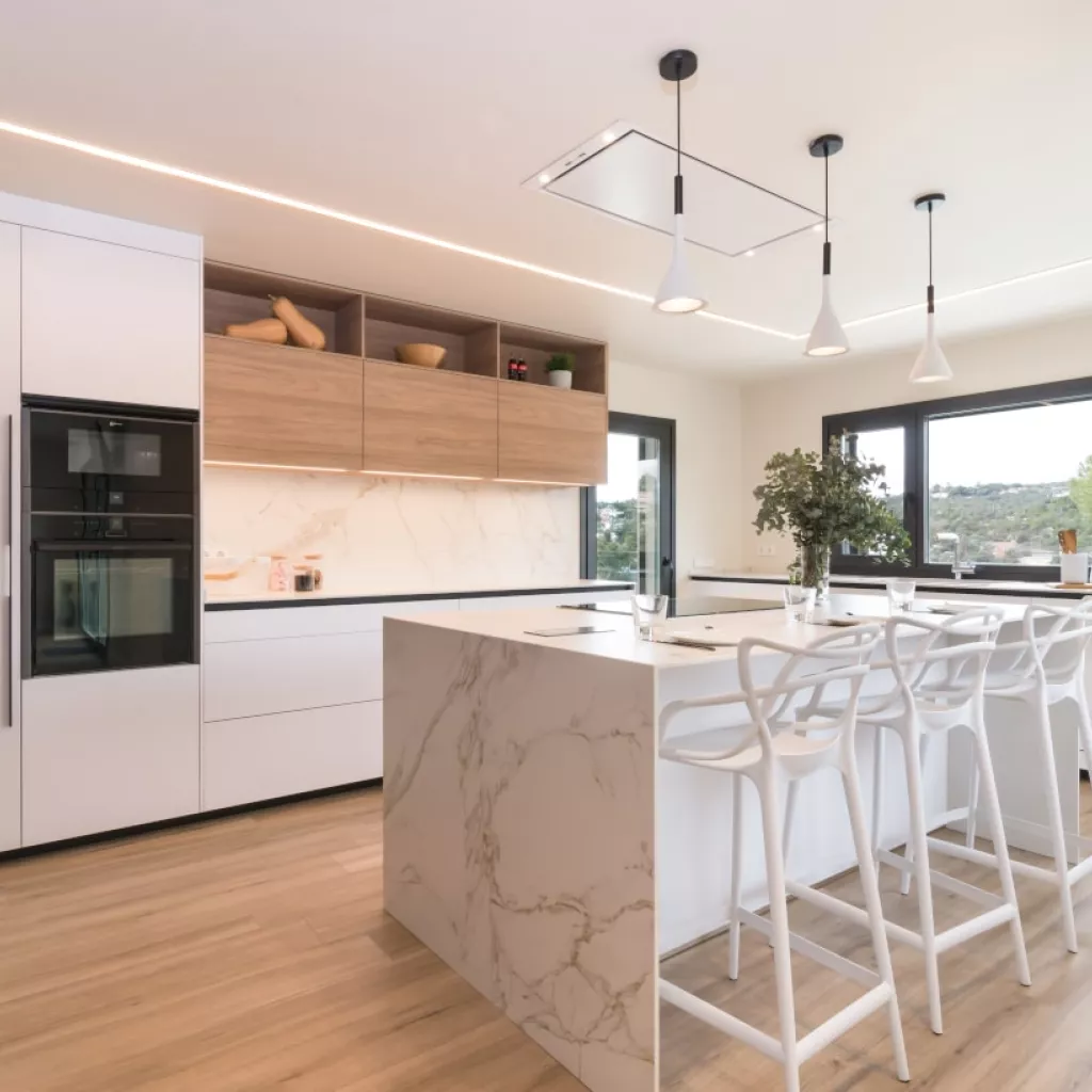 Cocina Santos blanca y olmo con isla y barra
