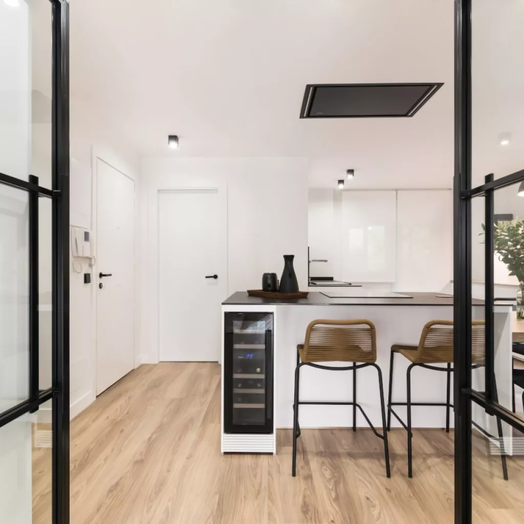 Cocina Santos blanca semiabierta al salon