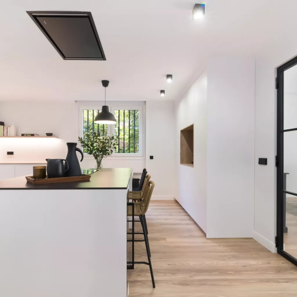 Cocina Santos blanca semiabierta al salon