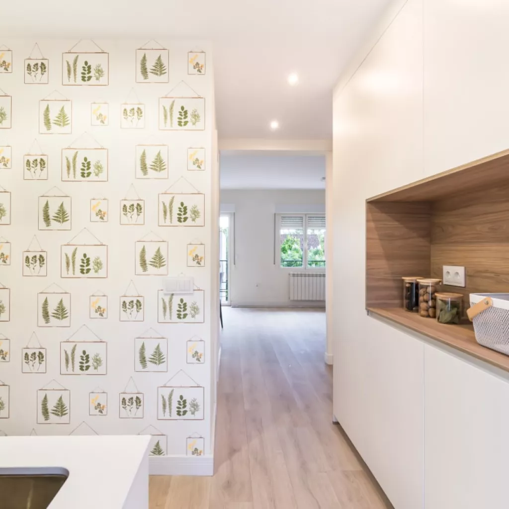 Cocina Santos blanca y madera abierta al salón