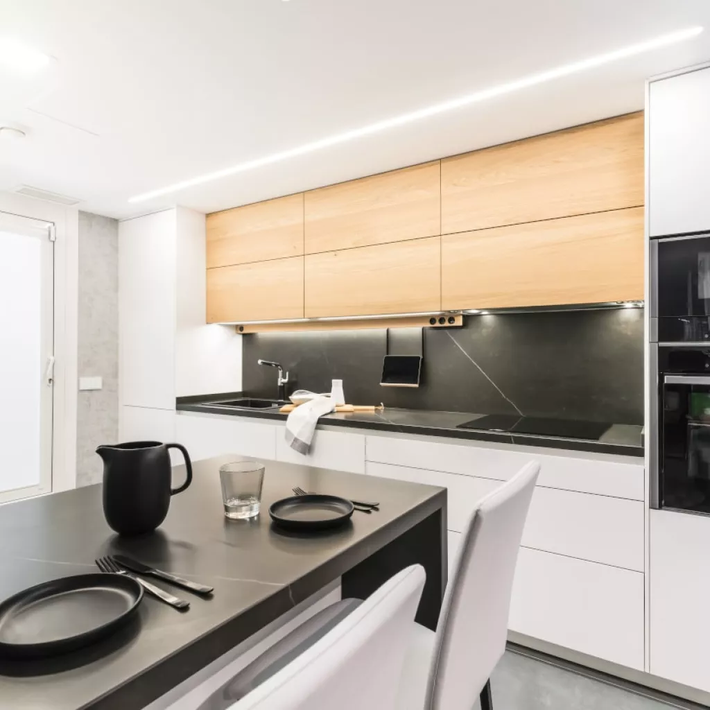 Cocina Santos blanca y madera con barra