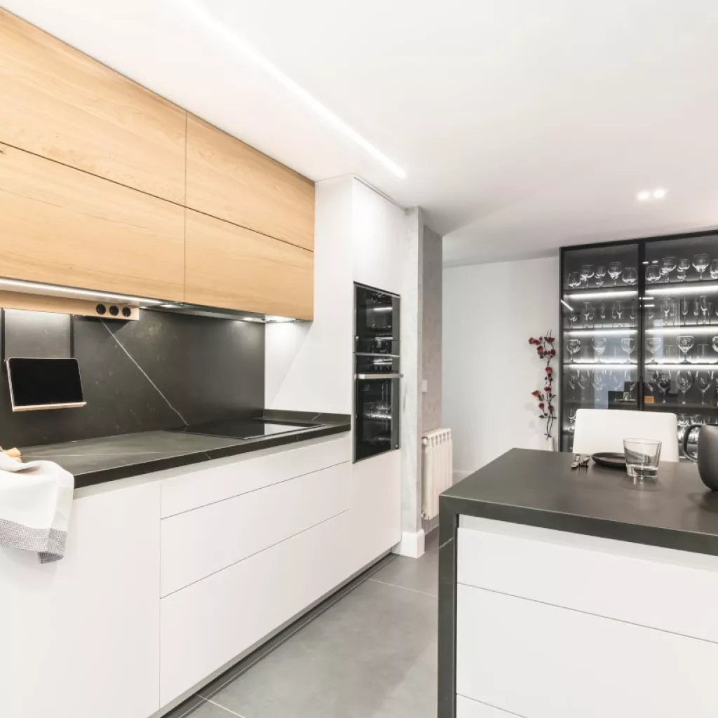 Cocina Santos blanca y madera con barra