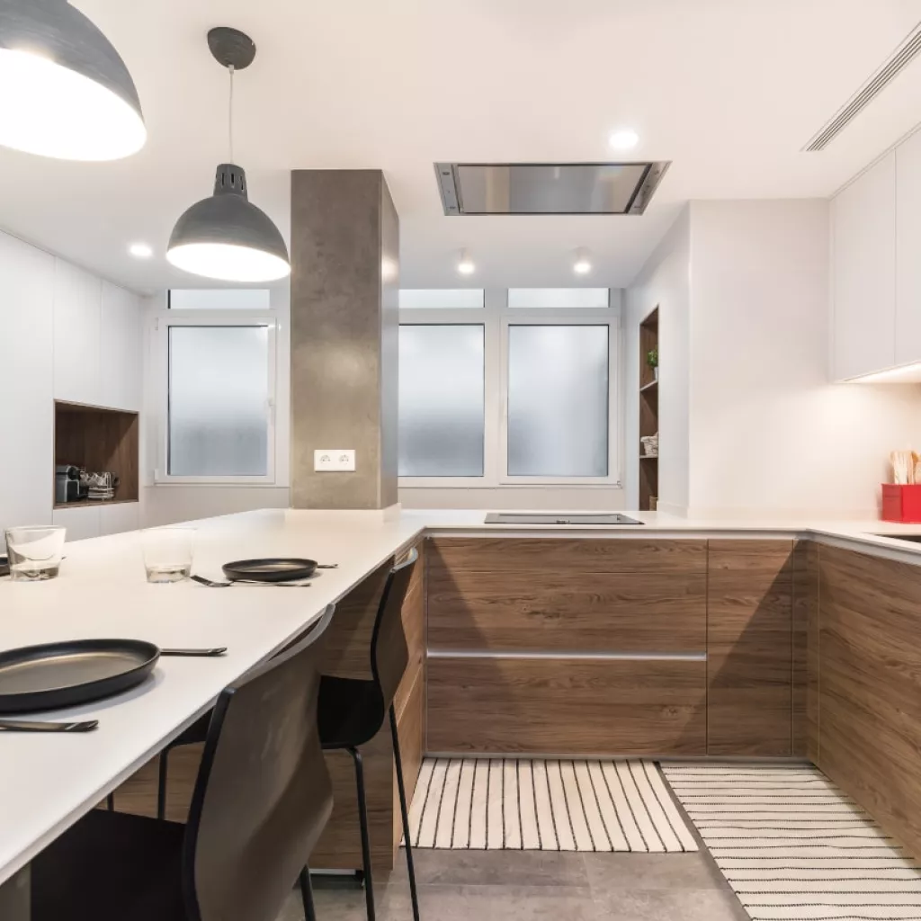 Cocina Santos blanca y madera con barra y frente columnas