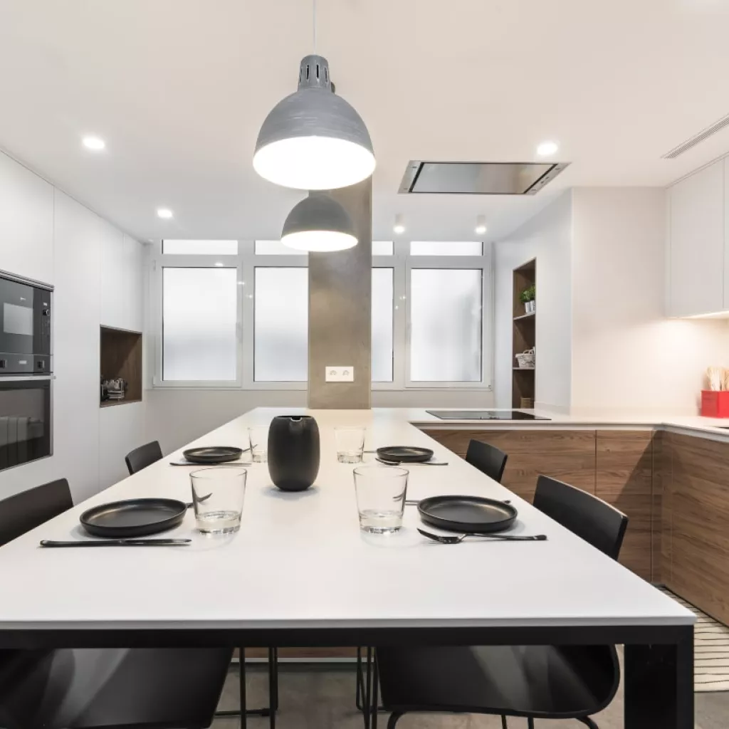 Cocina Santos blanca y madera con barra