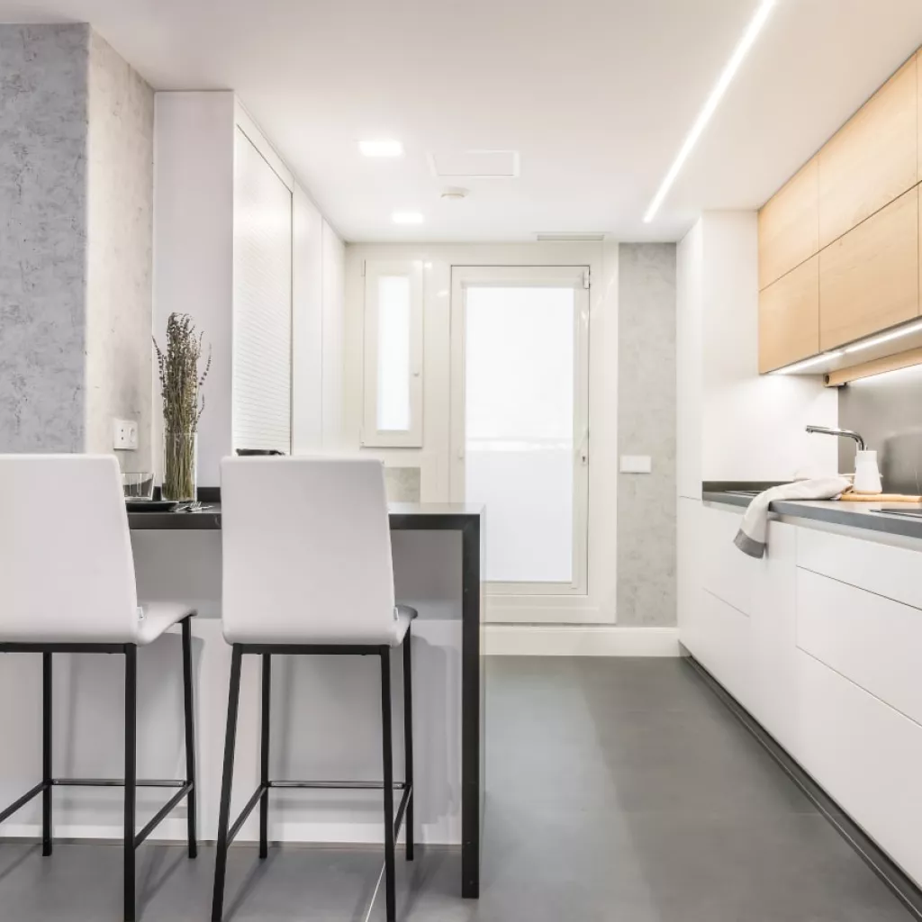 Cocina Santos blanca y madera con barra