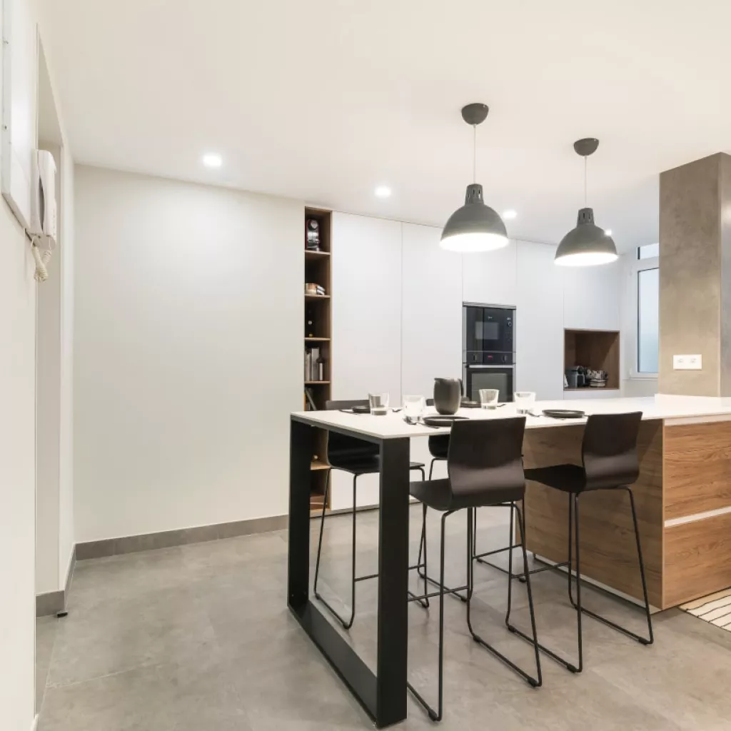 Cocina Santos blanca y madera en forma L y frente columnas