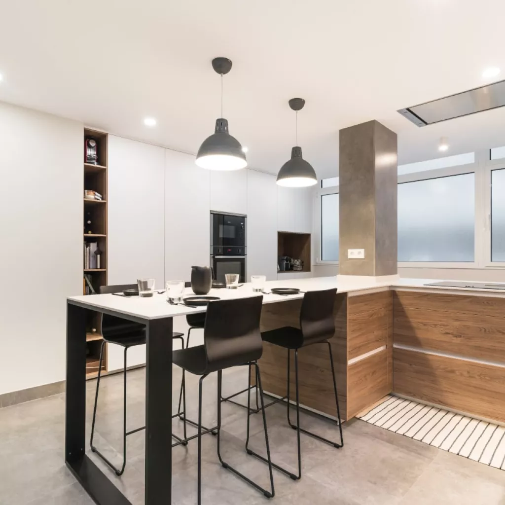 Cocina Santos blanca y madera en forma L y frente columnas