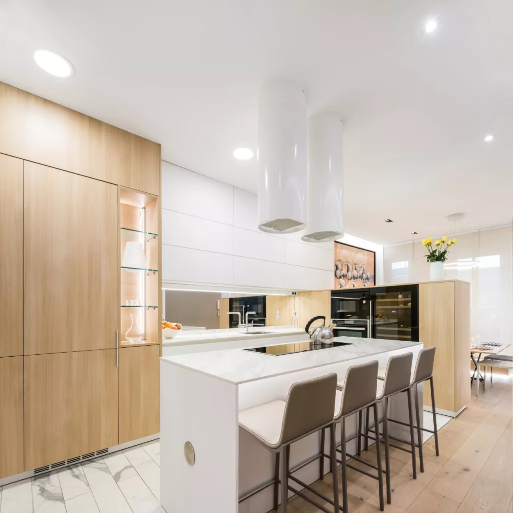 Cocina Santos blanca y madera con isla