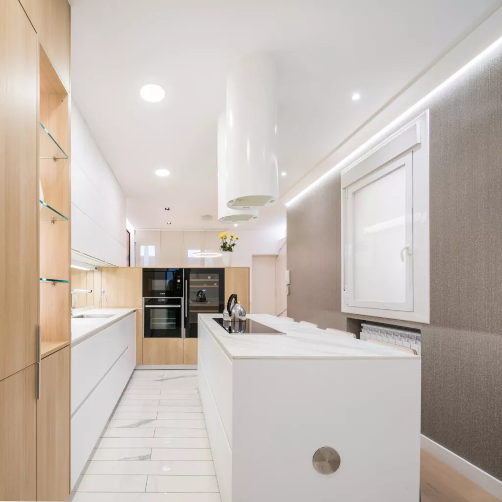 Cocina Santos blanca y madera con isla