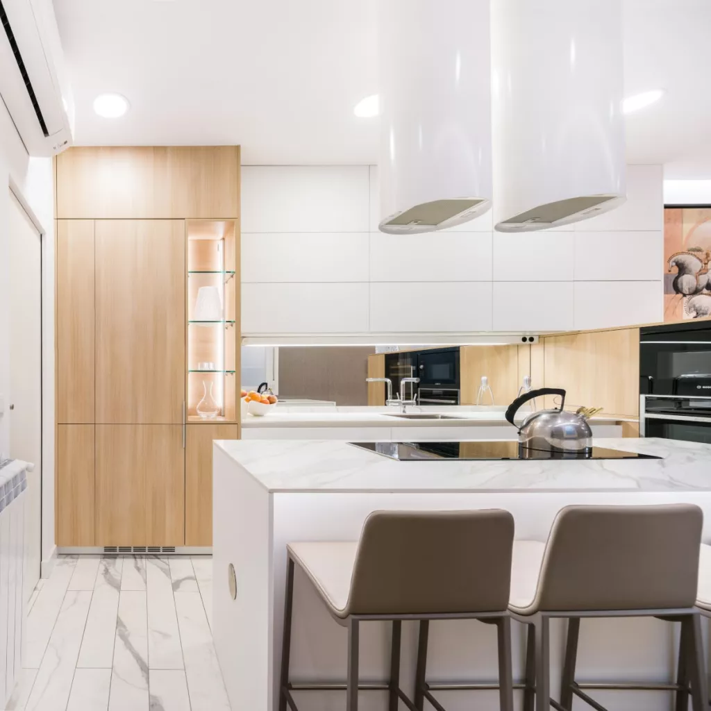 Cocina Santos blanca y madera con isla