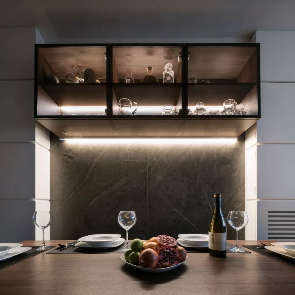 Cocina Santos blanca y madera con vitrinas Santos