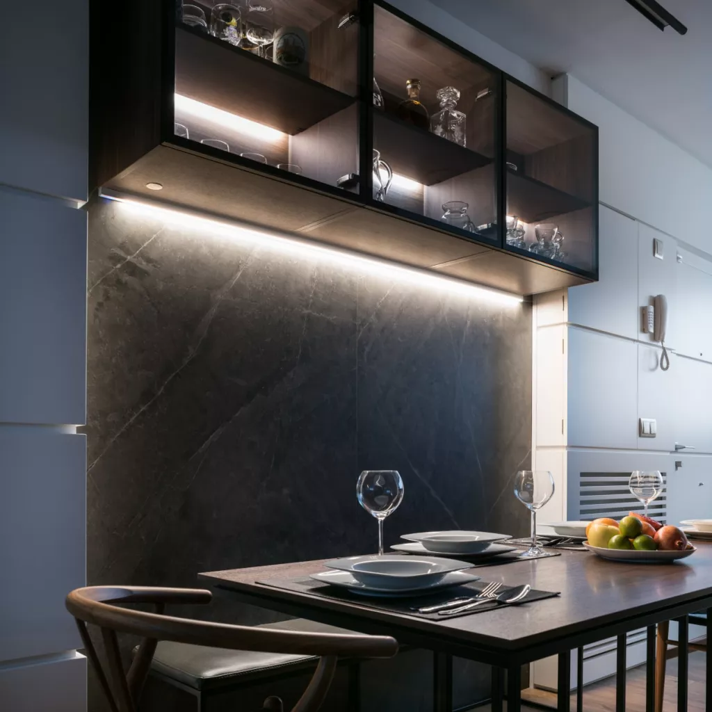 Cocina Santos blanca y madera con vitrinas Santos