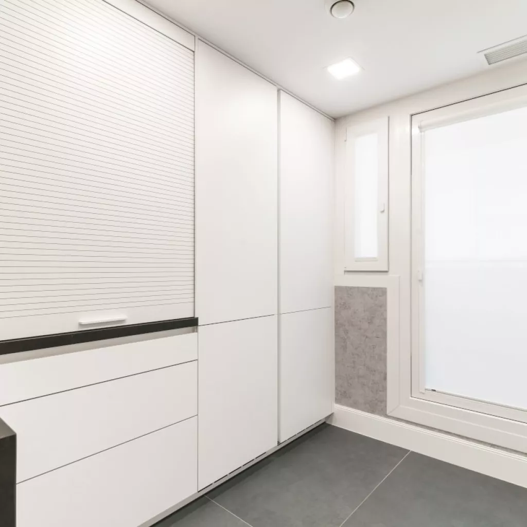 Cocina Santos blanca y madera dos columnas y mueble persianero 