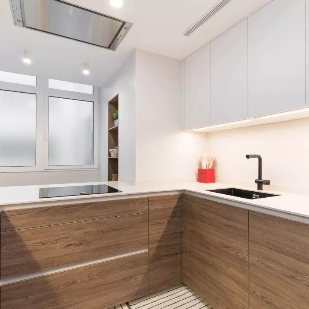 Cocina Santos blanca y madera en forma L