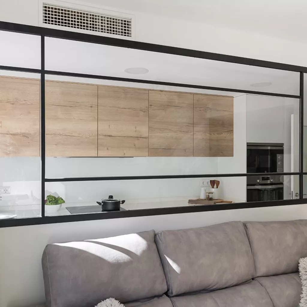 Cocina Santos blanca y madera en paralelo