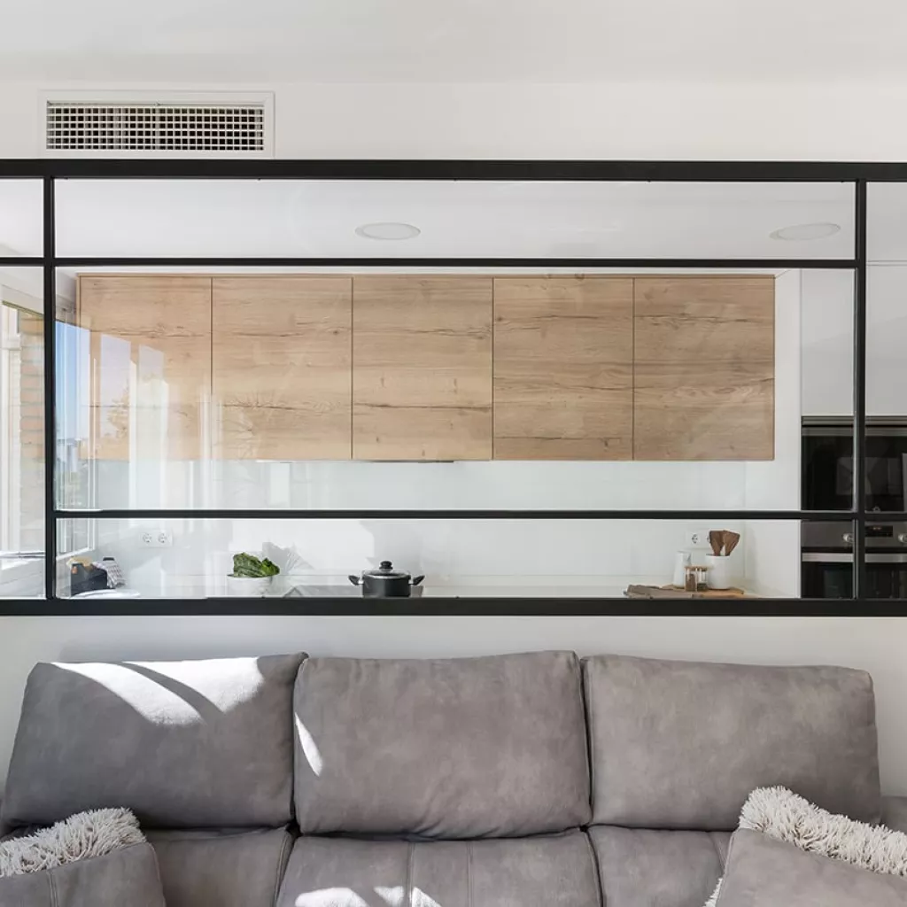 Cocina Santos blanca y madera en paralelo