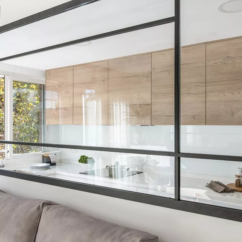 Cocina Santos blanca y madera en paralelo