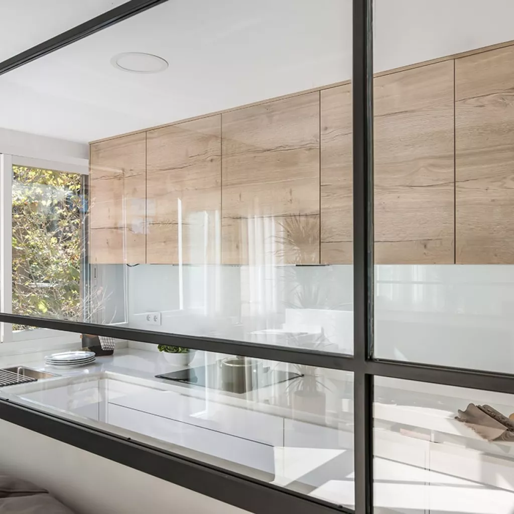 Cocina Santos blanca y madera en paralelo